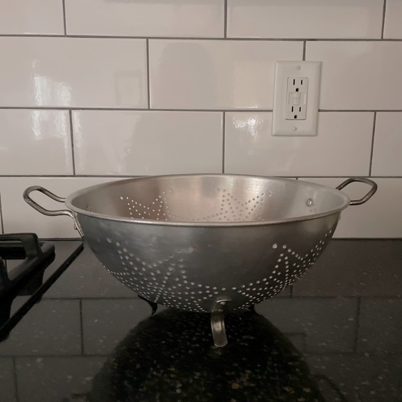 Vintage 1950s Metal Mirro Aluminum Star Pattern Strainer on 3 feet - Picture 8 of 8